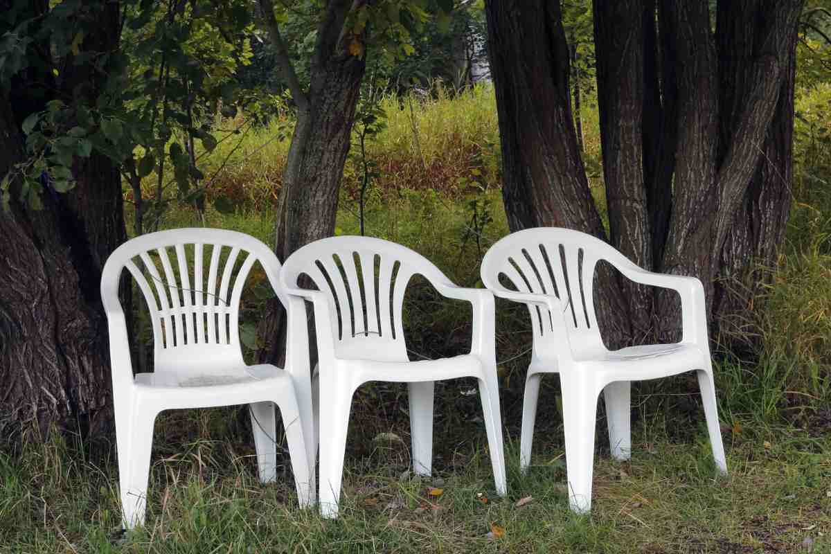 Sedie bianche in giardino