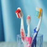 Spazzolini da denti in un bicchiere