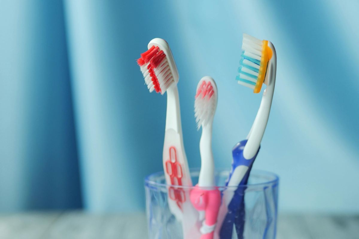 Spazzolini da denti in un bicchiere