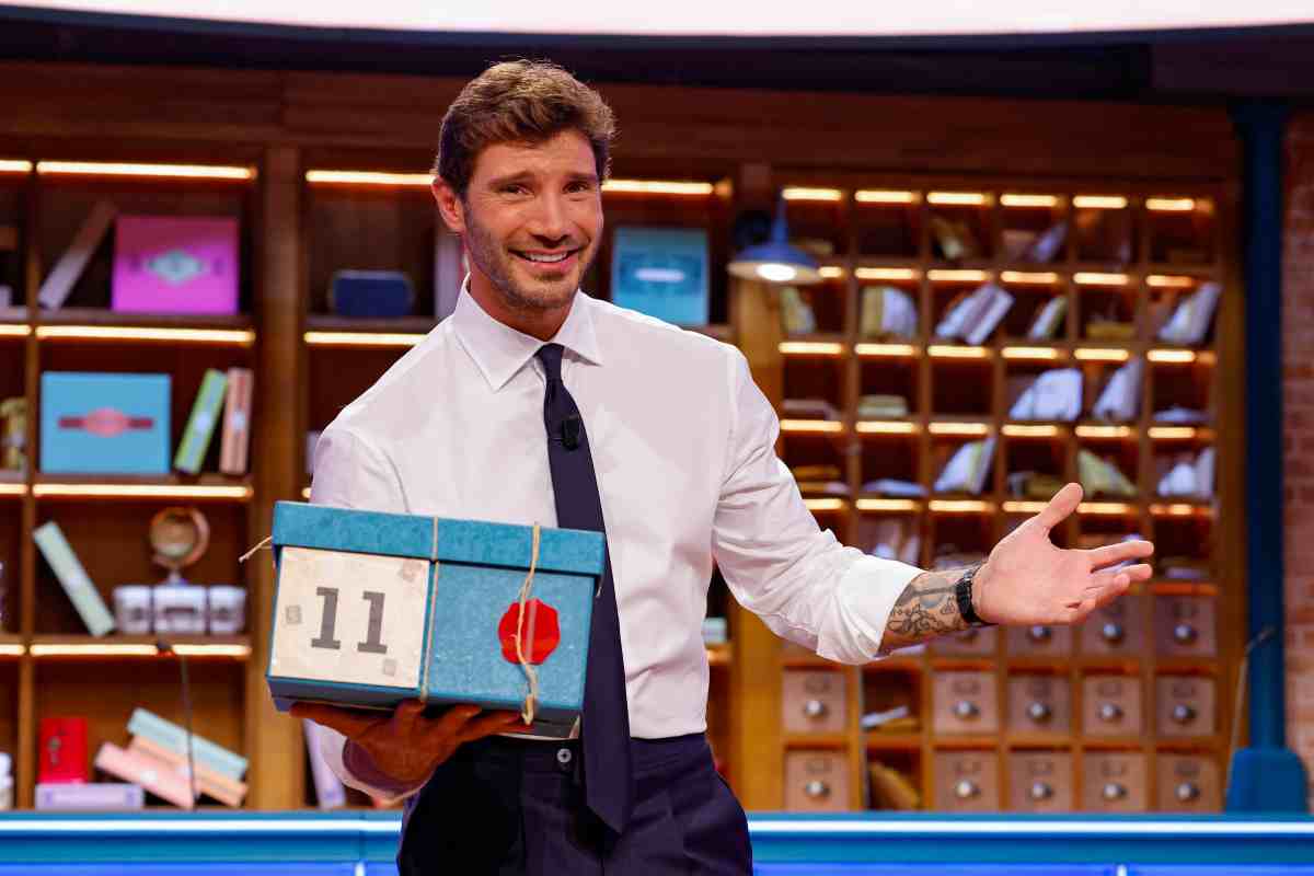 Stefano De Martino con un pacco di Affari Tuoi