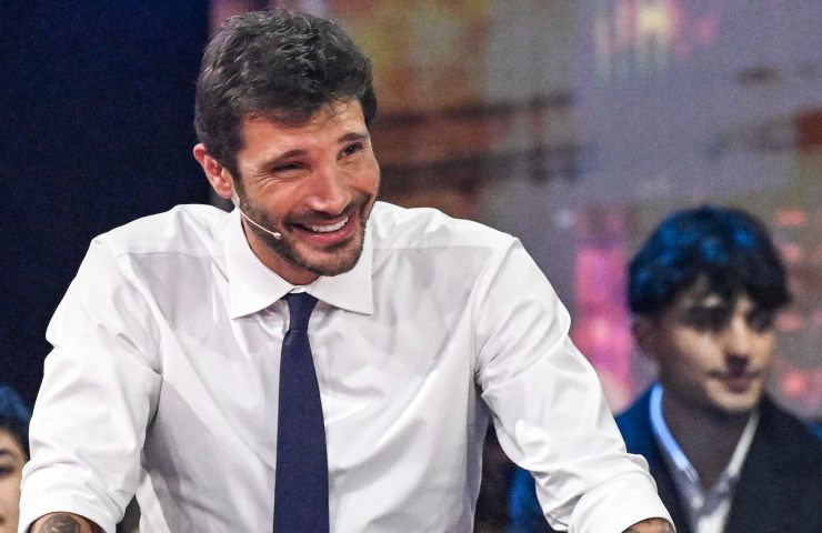 Stefano De Martino sorride