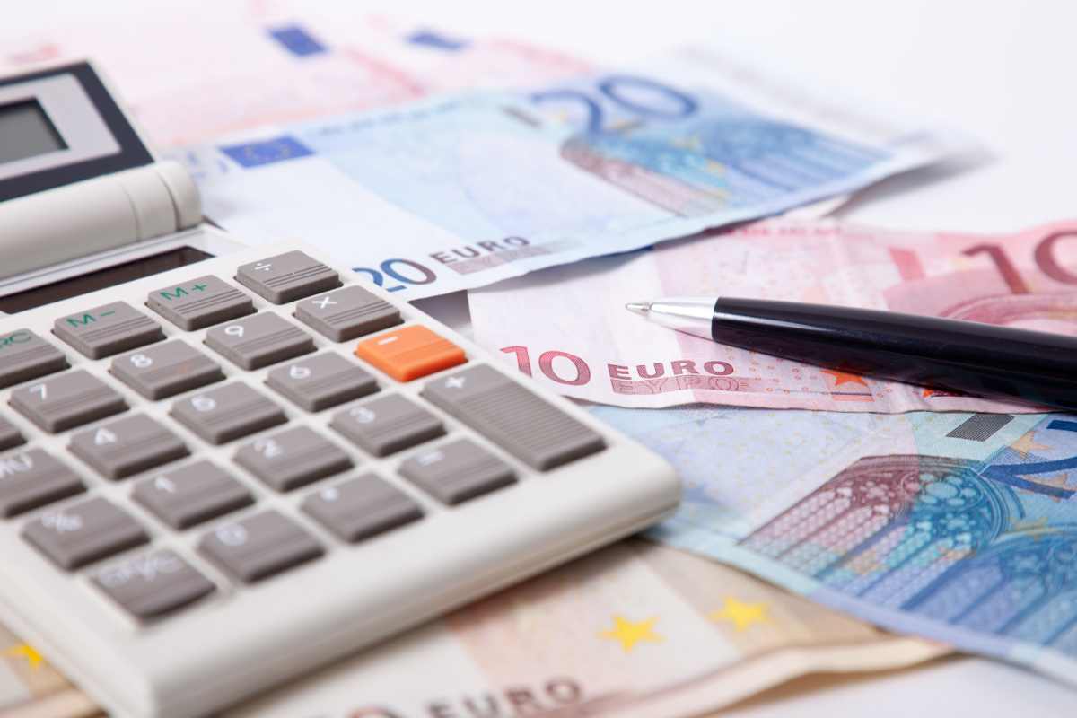 Dei soldi, una penna ed una calcolatrice