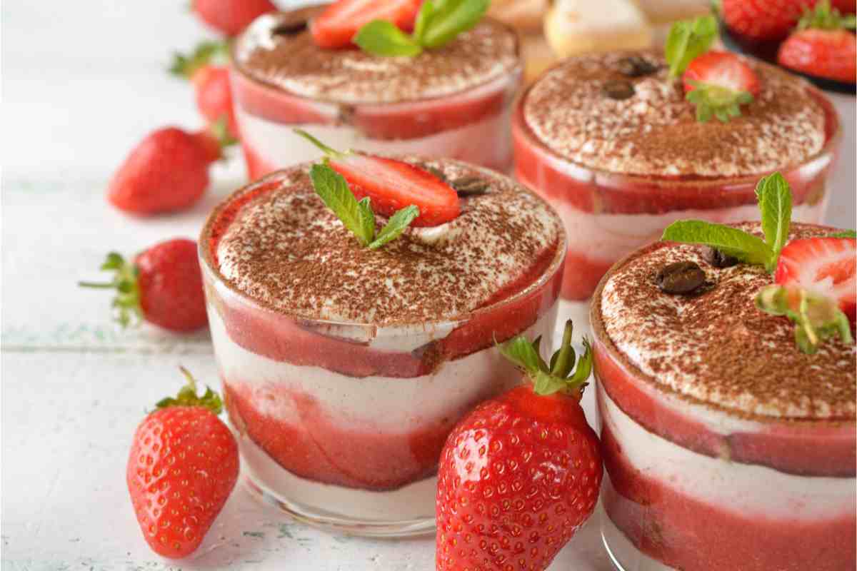 Delle porzioni di tiramisù alla frutta e cioccolato in dei bicchieri
