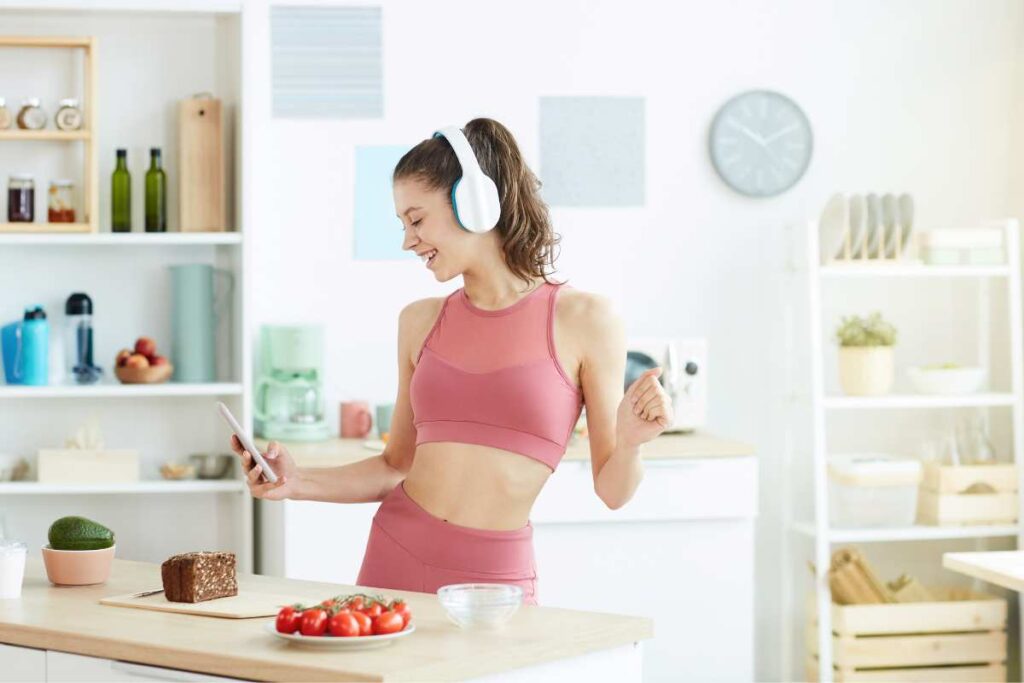 Donna che cucina in forma