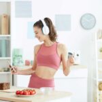 Donna che cucina in forma
