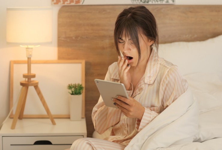 Donna che usa il tablet