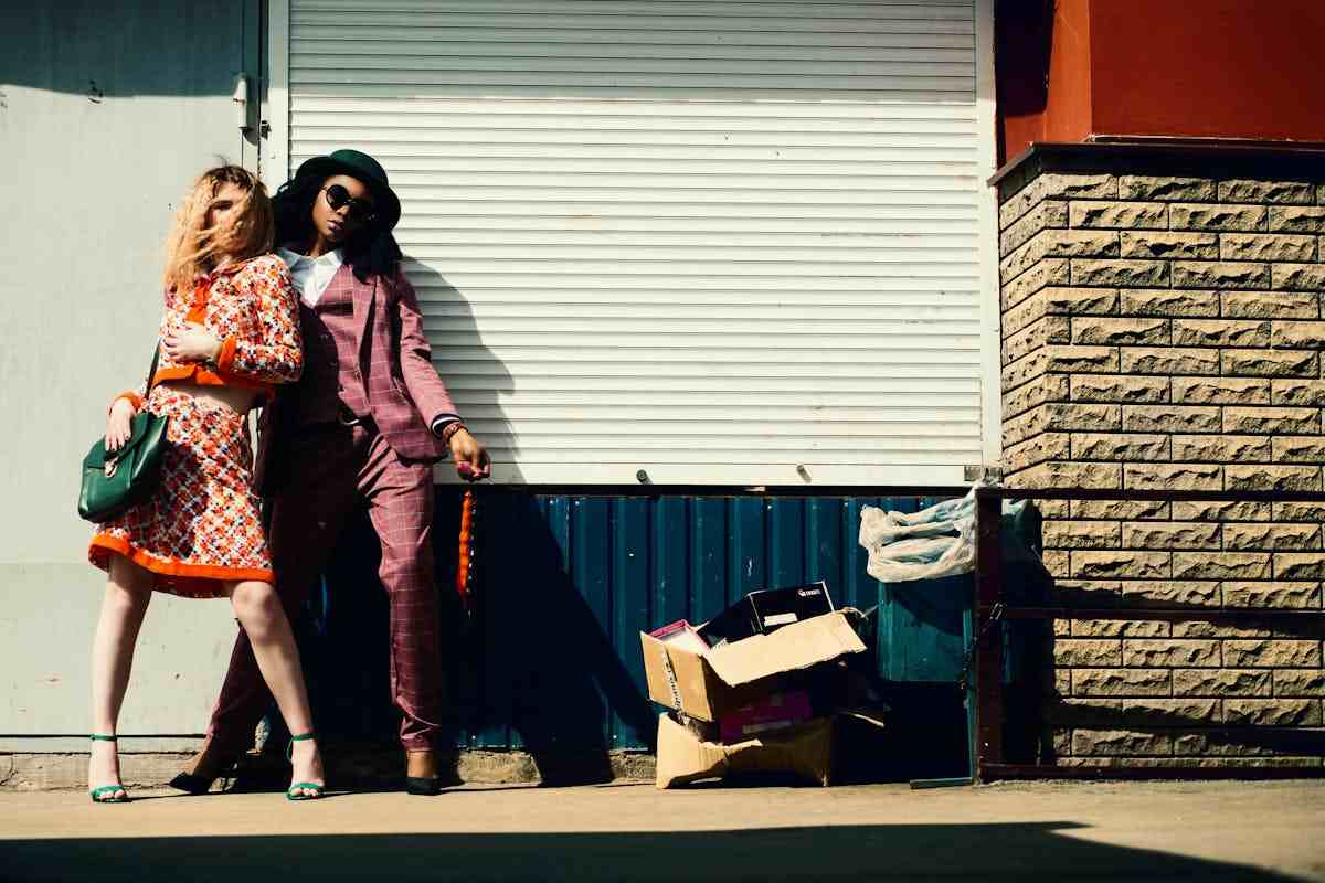 abiti scenografici su donne a muro