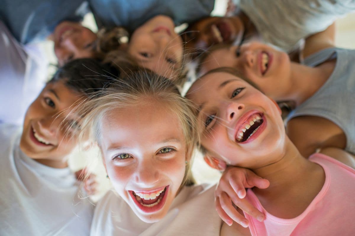 Primo piano gruppo di bambini