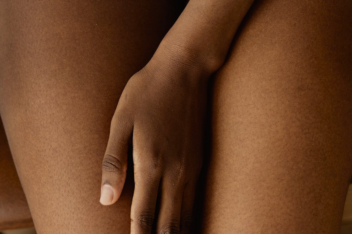 cosce coperte da mano