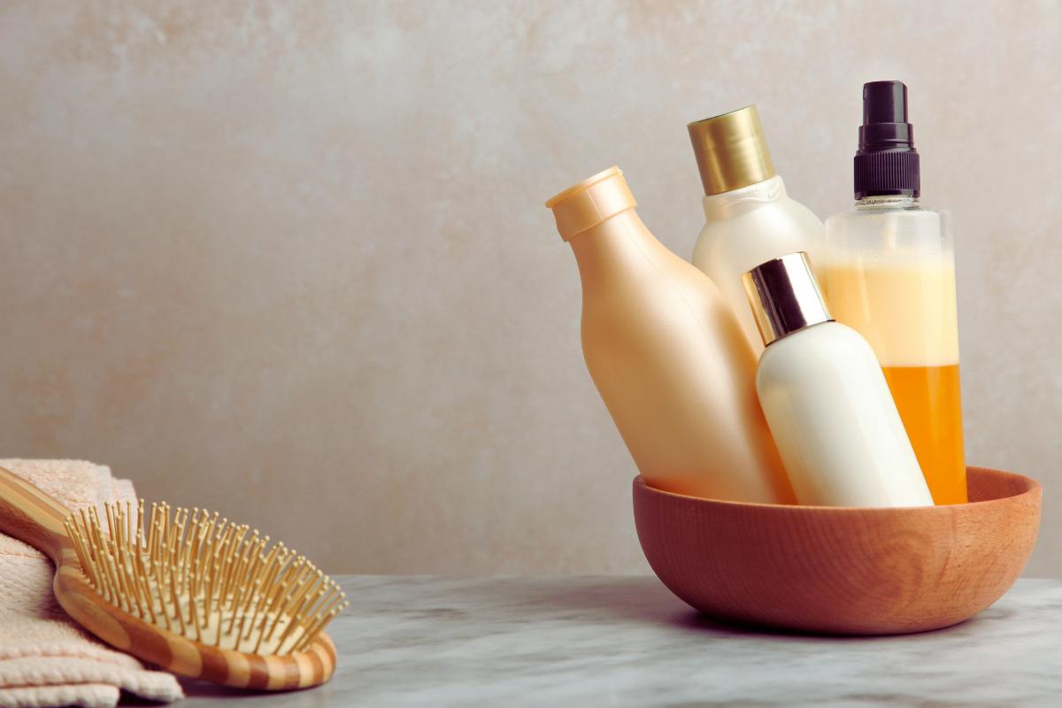 prodotti capelli e spazzola