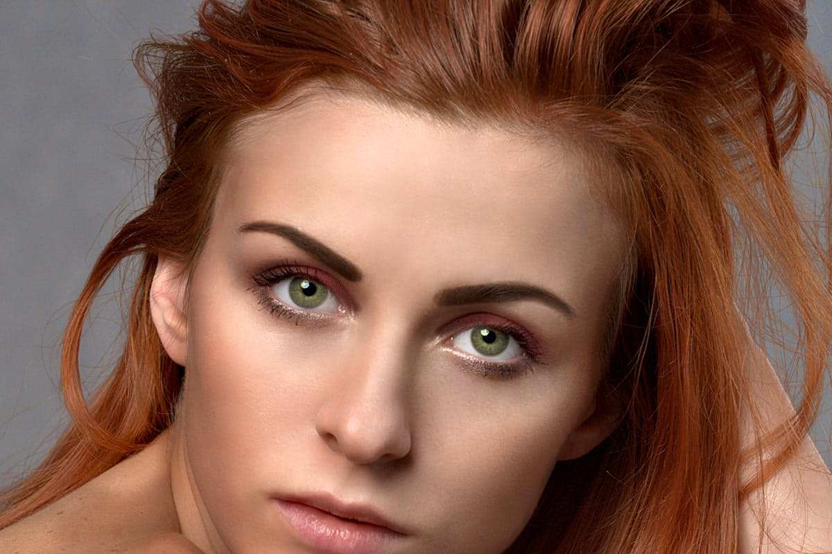 donna con capelli rossi occhi verdi