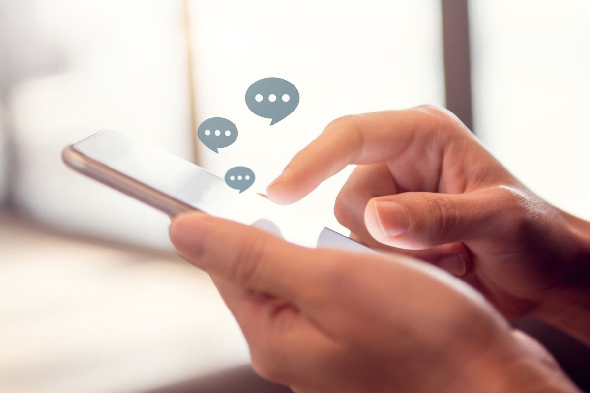 persona che messaggia con smartphone