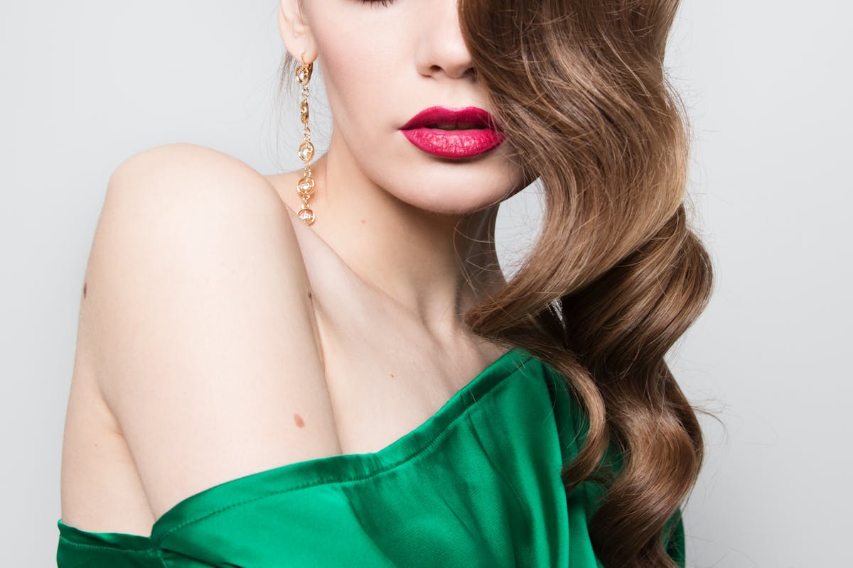 donna con capelli lunghi castani