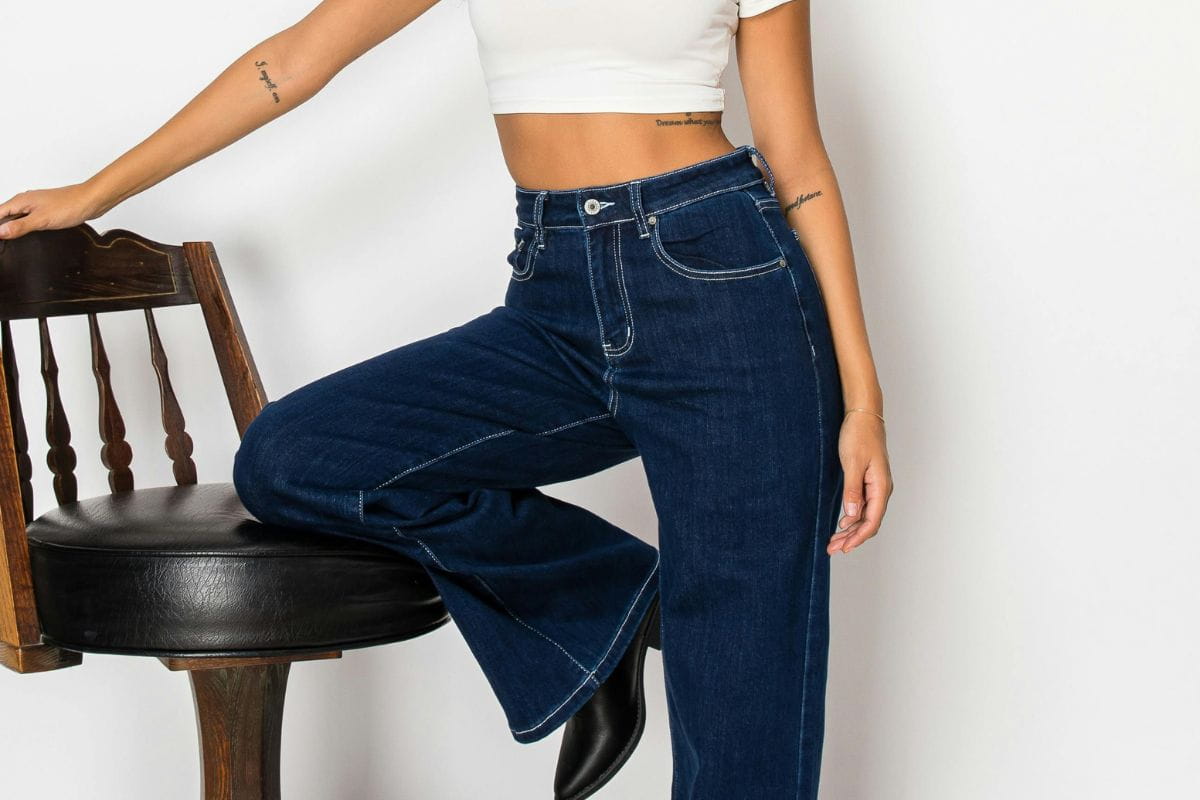 Donna con jeans svasati