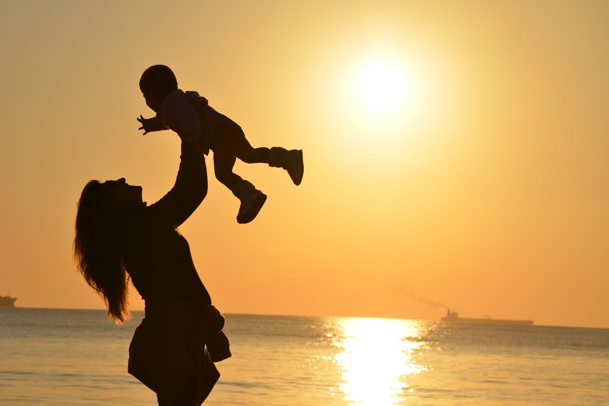 mamma con figlia, tramonto sullo sfondo
