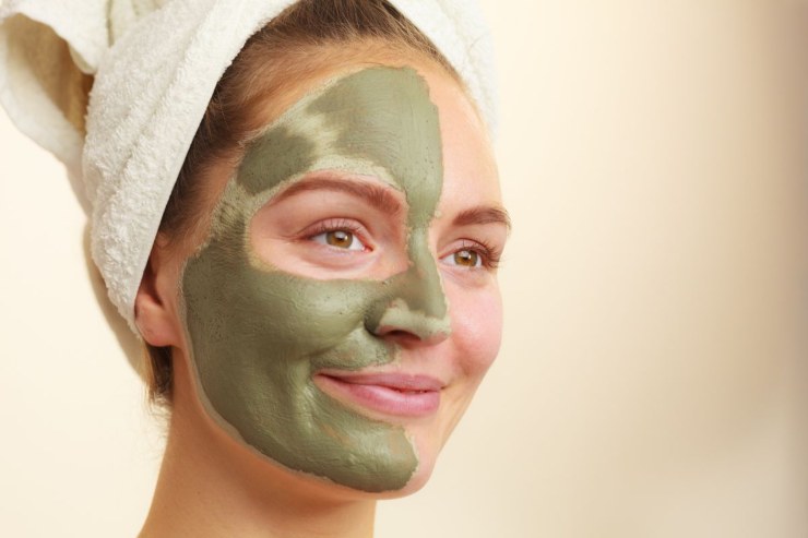 Ragazza con maschera sul viso
