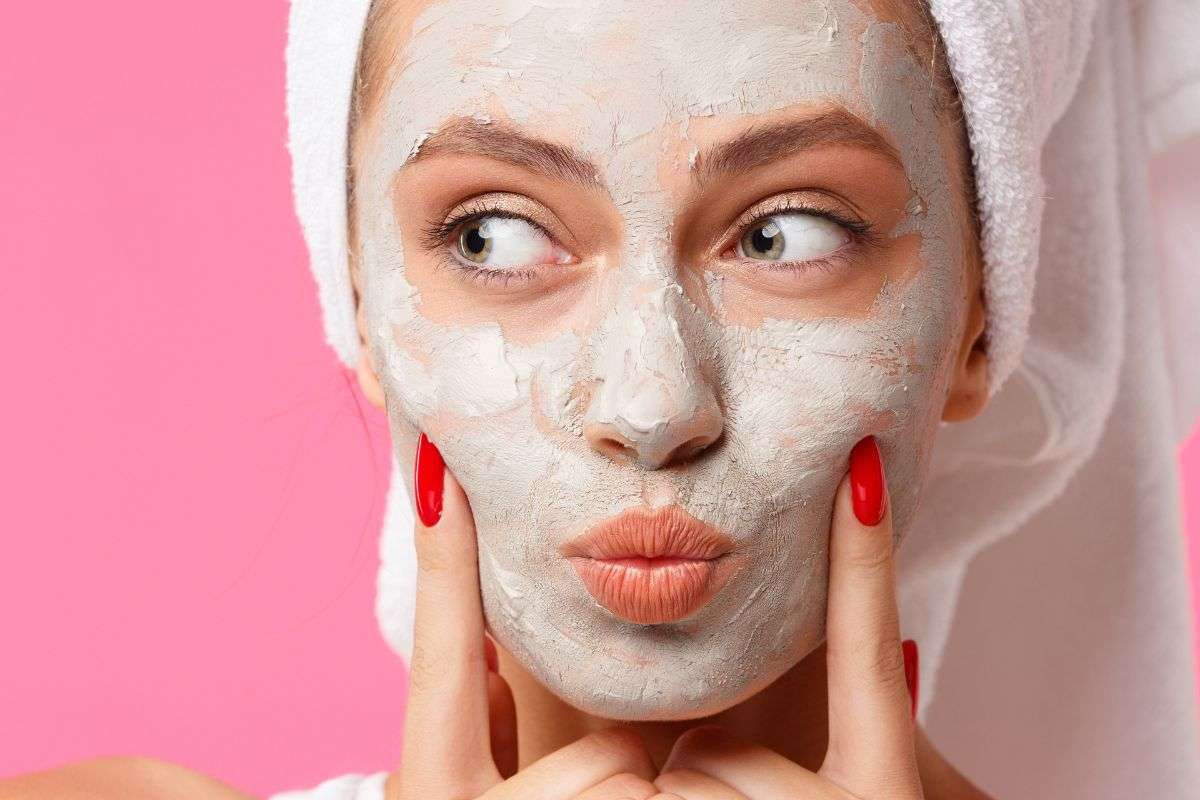 ragazza con maschera sul viso