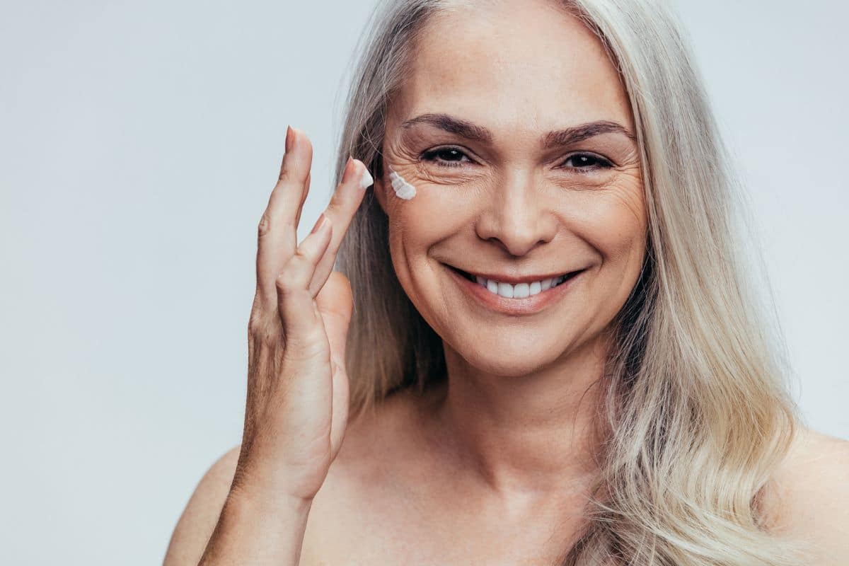 donna con crema viso
