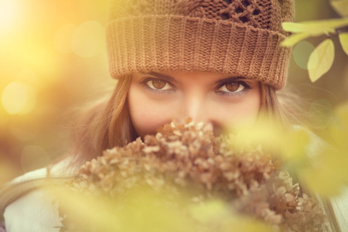 primo piano occhi donna in sfondo autunnale
