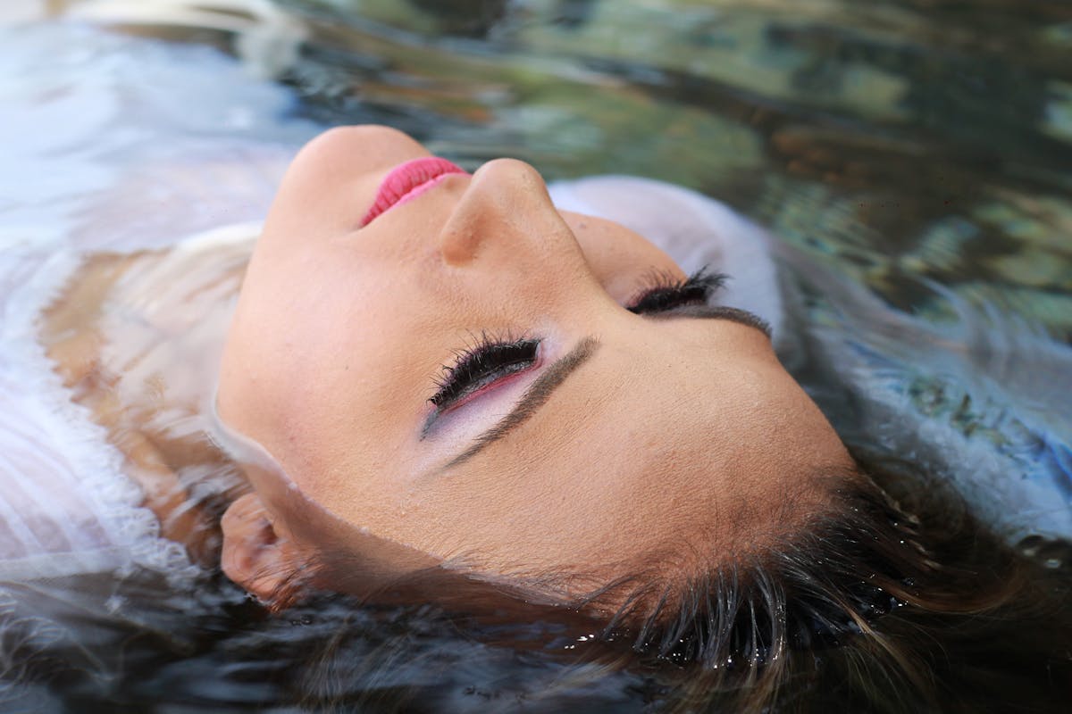 donna in acqua con ombretto