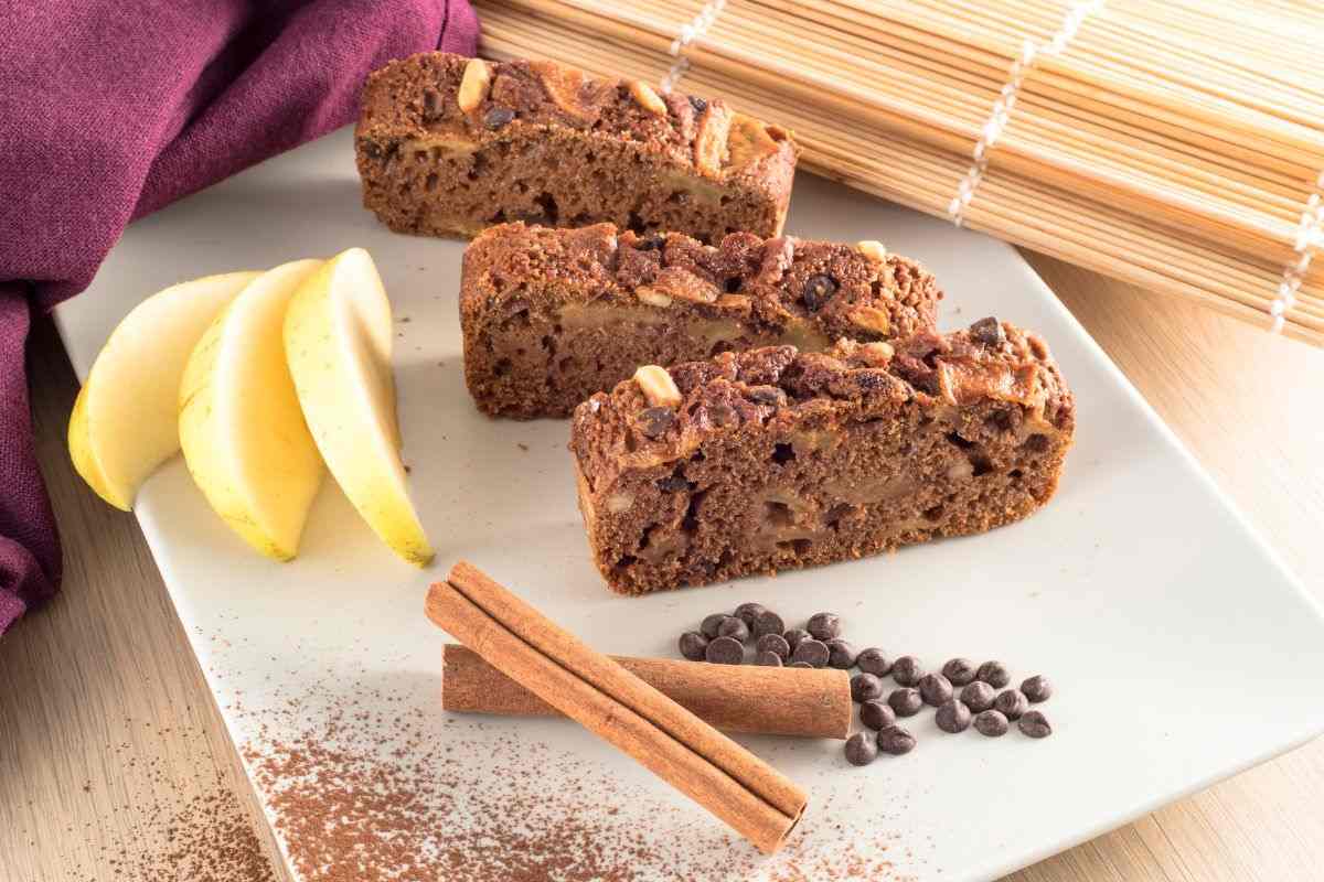 plumcake tagliato a pezzi con spicchi di mela e cannella