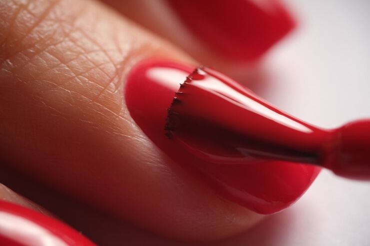 smalto rosso su unghia