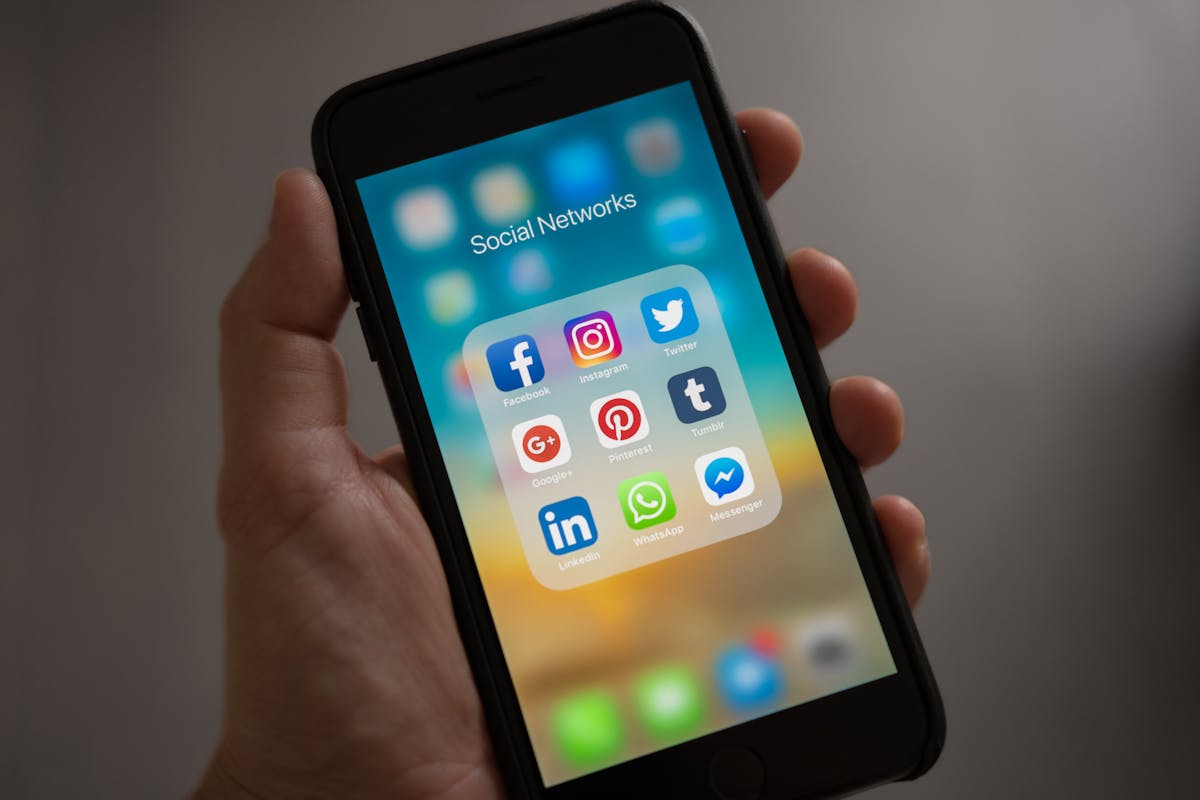cellulare con applicazioni whatsapp schermata
