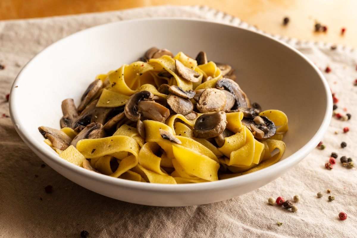 piatto con tagliatelle e funghi