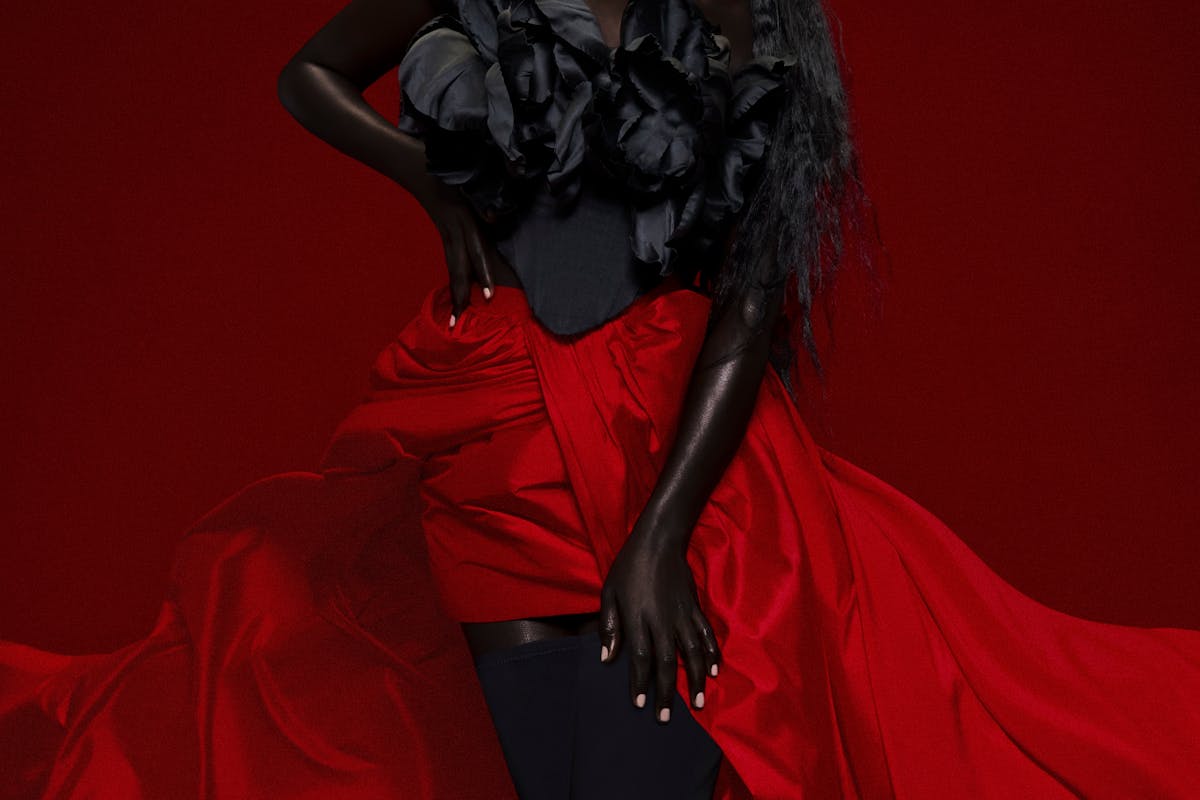 donna con vestito rosso