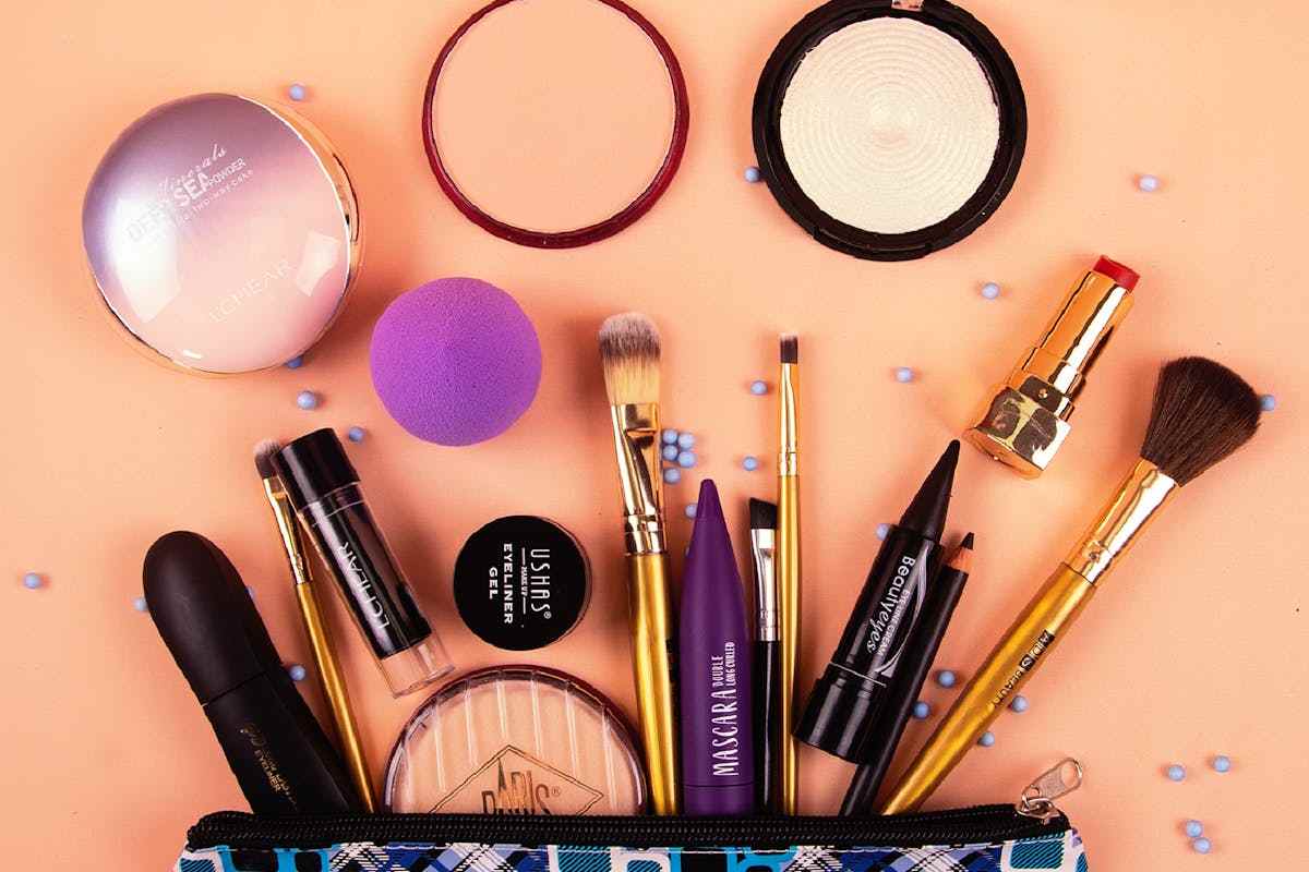 trucco make up che esce da borsello