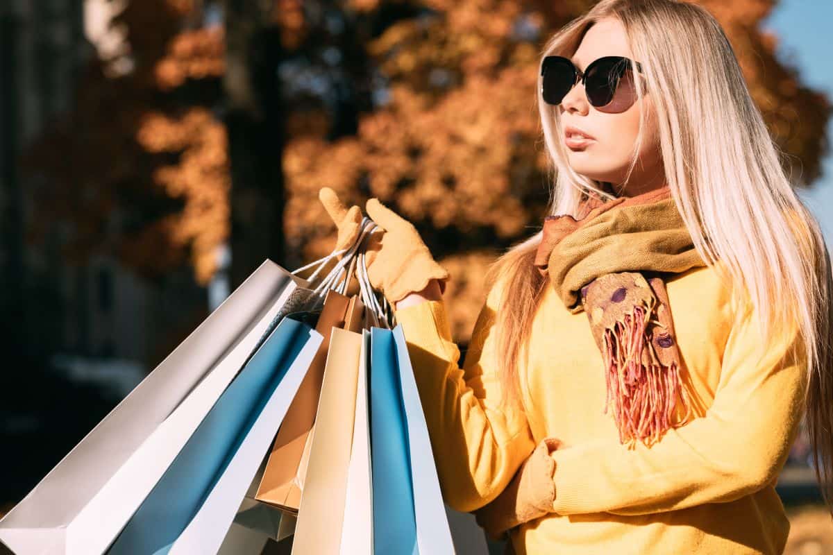 Donna che fa shopping