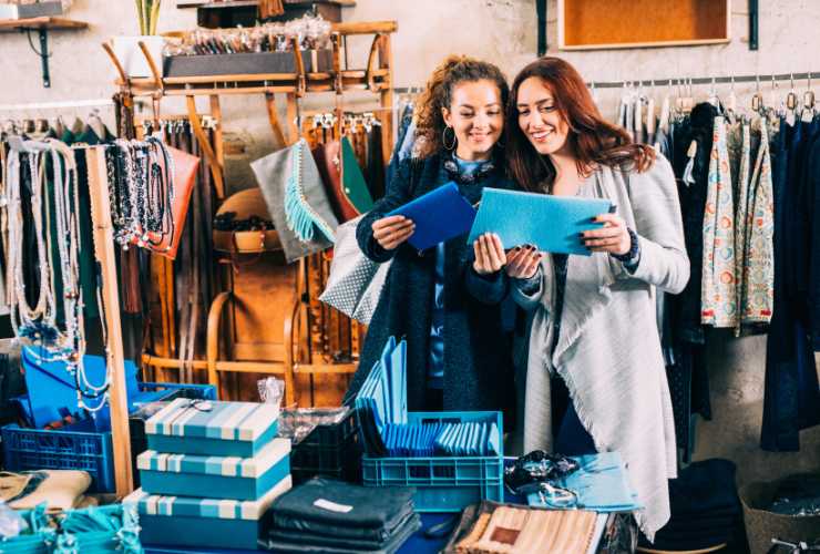 Amiche che scelgono la stessa pochette