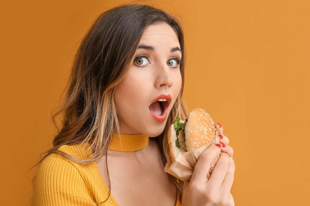 Donna che mangia un panino