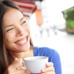 Donna che beve il caffè