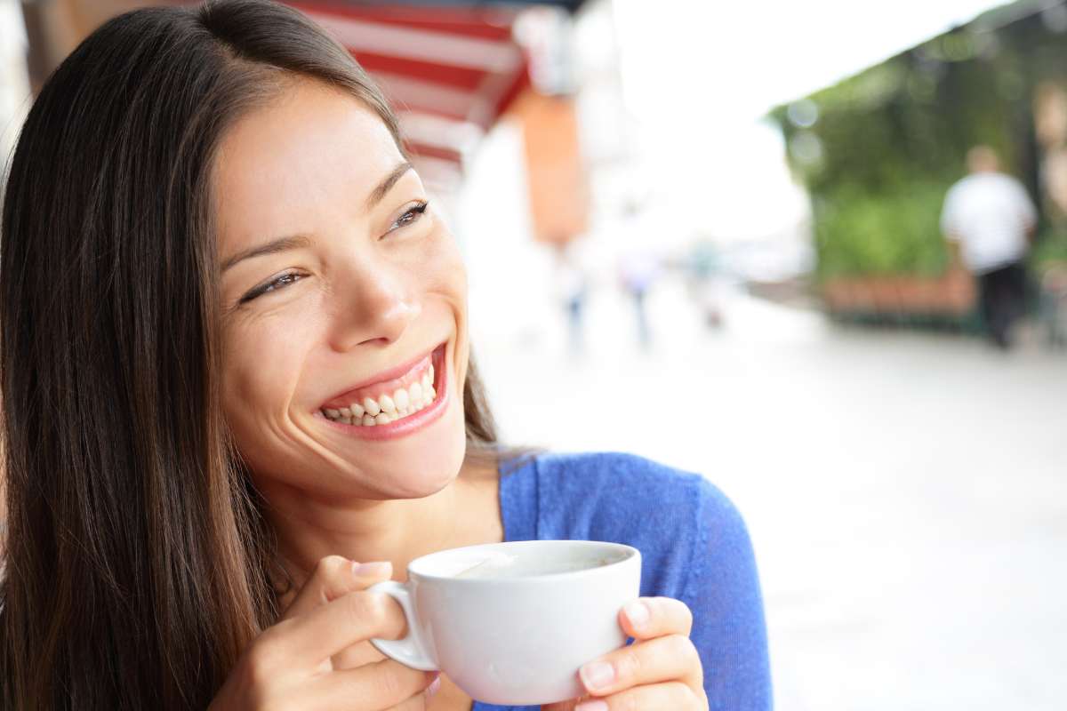 Donna che beve il caffè