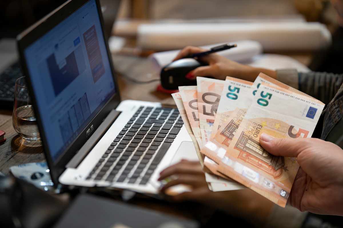 Un pc acceso e dei soldi in euro