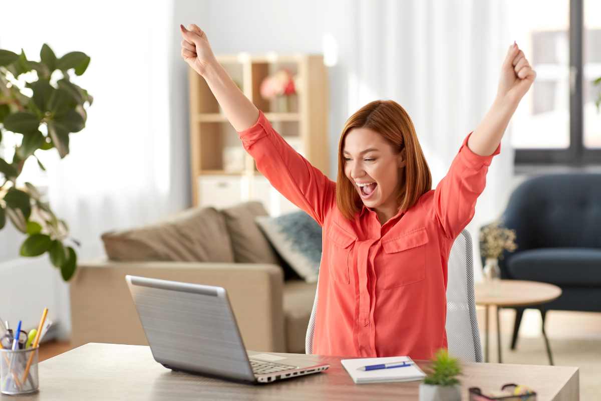 Una lavoratrice raggiante al pc