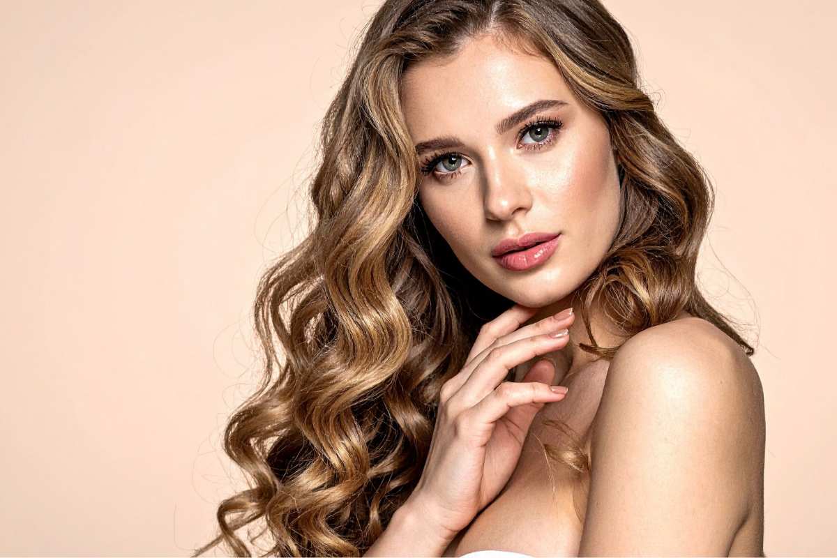 Donna con capelli con onde