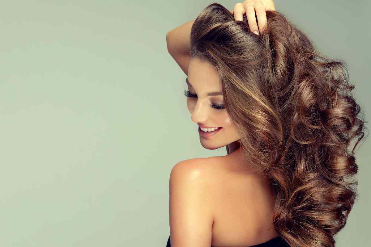 Donna che sfoggia capelli puliti