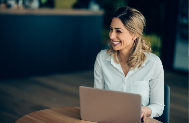 Una donna sorridente al pc
