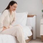 Donna che ha dolori mestruali