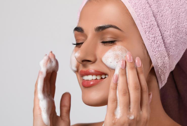 Donna che deterge il viso