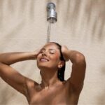 Donna che fa la doccia