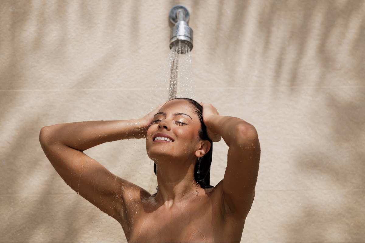 Donna che fa la doccia