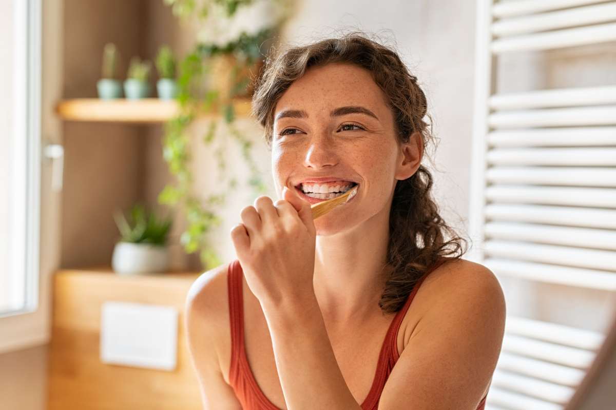 Donna che spazzola i denti