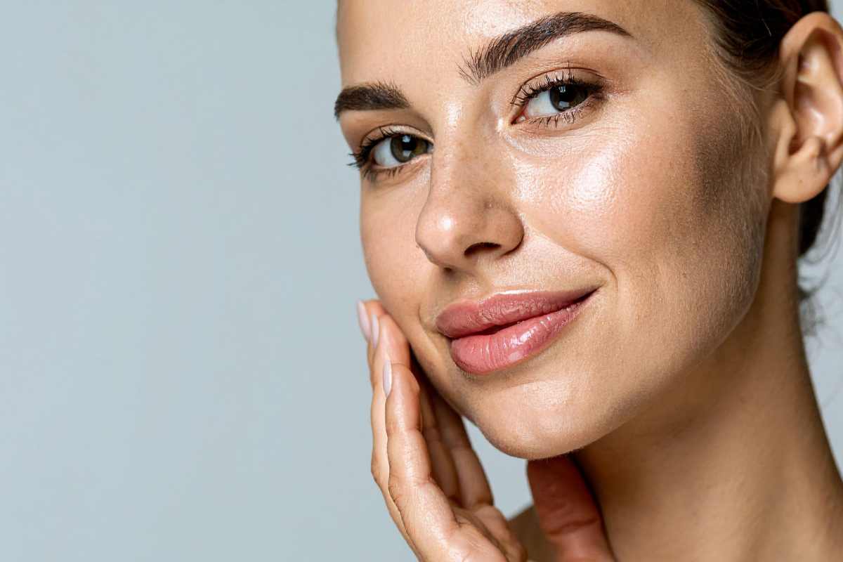 Donna con pelle del viso ben idratata