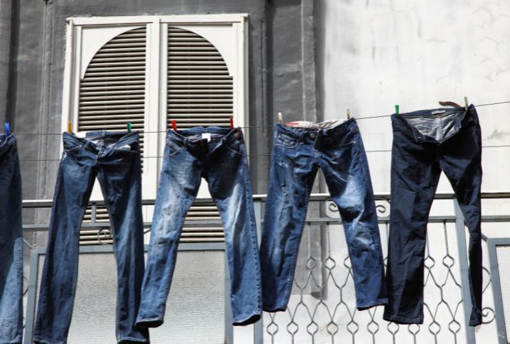 Jeans lavati e stesi