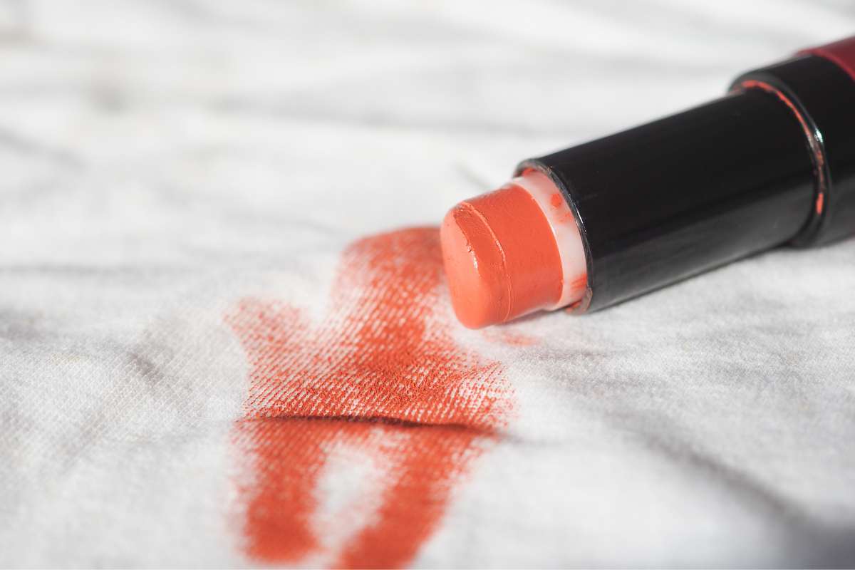 Rossetto che macchia camicia
