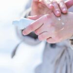 Donna che applica crema alle mani
