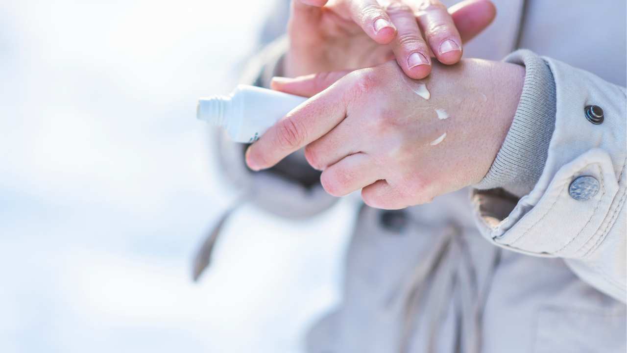 Donna che applica crema alle mani